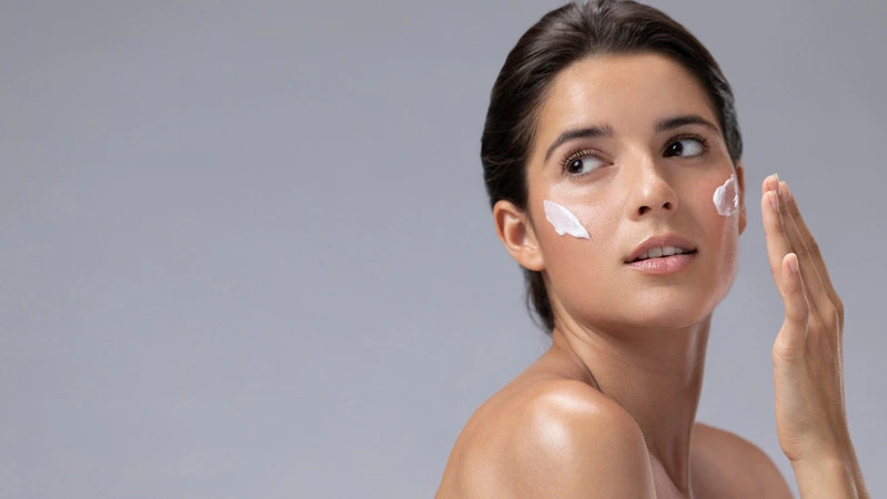 O uso frequente de hidratante facial melhora a aparência da pele. Fonte da imagem: Freepik.