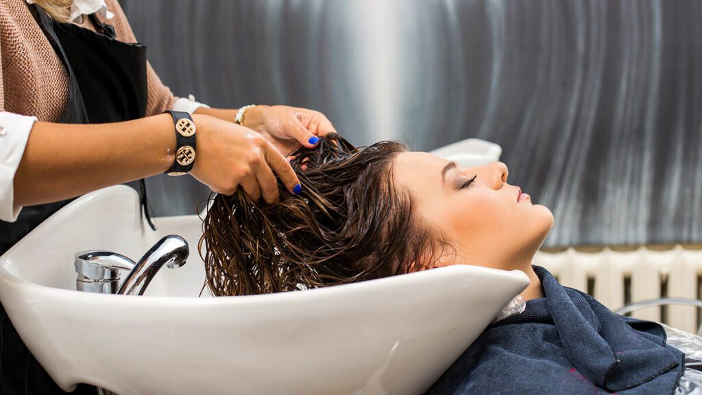 Mulher lavando cabelo num salão de beleza. Imagem: Yandex Imagens